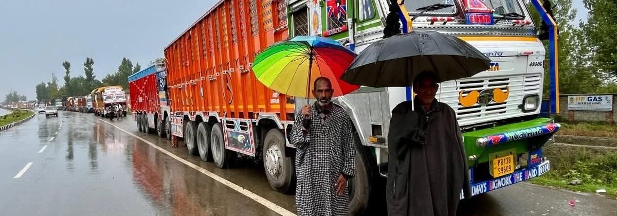 over-3000-vehicles-stranded-on-jammu-srinagar-national-highway