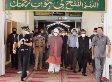 lg-manoj-sinha-pays-obeisance-at-hazratbal-shrine